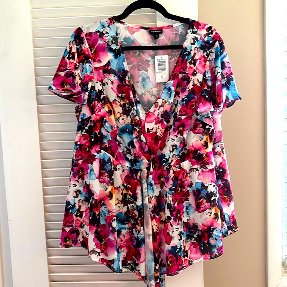 NWT- beautiful, watercolor flutter sleeve top